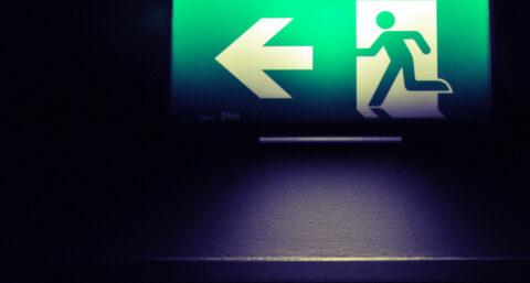 Begin nou eens met de noodverlichting!