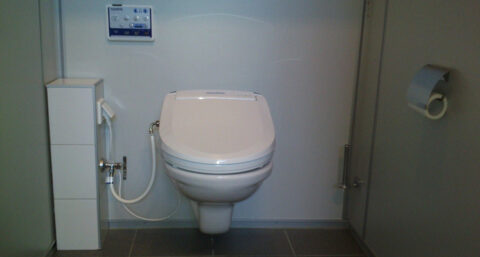 ​Prefab installatiezuil maakt plaatsing douchetoilet makkelijk en betaalbaar