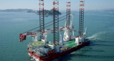 Grootste windturbine-installatieschip onderweg naar Rotterdam