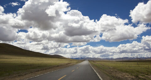 Speciale rijstrook laadt auto`s op tijdens het rijden