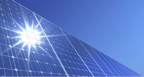 ‘​Zonnepanelen in Almere al 15 jaar lang niet aangesloten op het net’