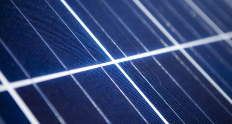 Zonnepanelen ‘plak’ je tegenwoordig eenvoudig op het dak