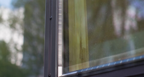 Zonnecel in ramen uitkomst voor hoge gebouwen