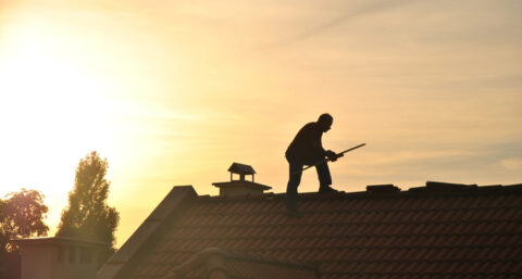 Regenachtige augustus levert werk op voor dakdekkers