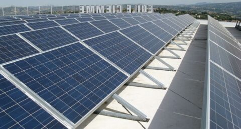 Zonnepanelen presteren beter op witte dakbedekking