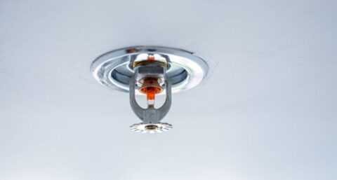 Waterleidingsprinkler en v-profiel press-systeem