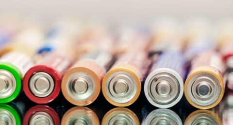 Batterij van aluminium is in één minuut opgeladen