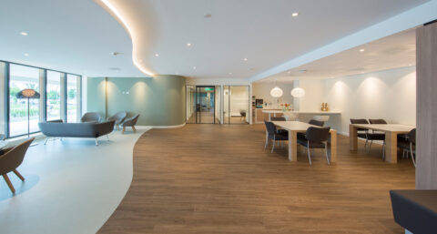 “Hoogst geluidsabsorberende plafond met gladde stucwerkuitstraling”