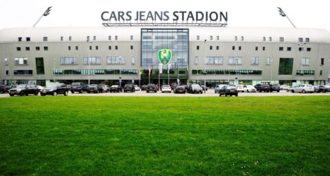 Elektrische auto opladen tijdens de voetbalwedstrijd