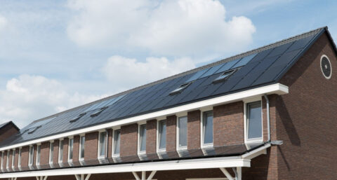 De nieuwste zonnecollector is dun, licht en zwart