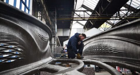 Primeur in Nederland: robots 3D printen 1e stalen brug ter wereld