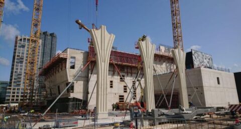 Eerste karakteristieke gevelkolommen van nieuw cultuurcomplex OCC geplaatst