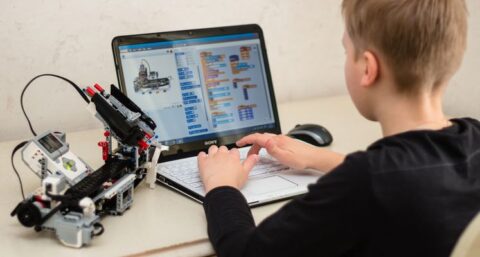 Taalgebruik beïnvloedt de manier waarop jongeren tegen techniek aankijken