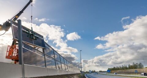 Dubbelzijdige zonnepanelen opgenomen in geluidsscherm langs A50