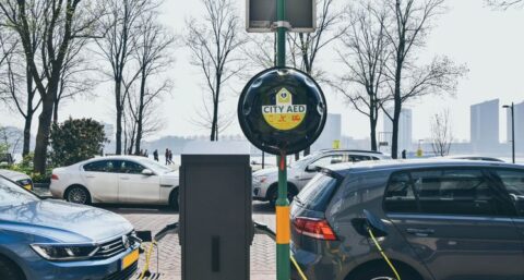 Vijf AEDs op laadpalen in Rotterdam