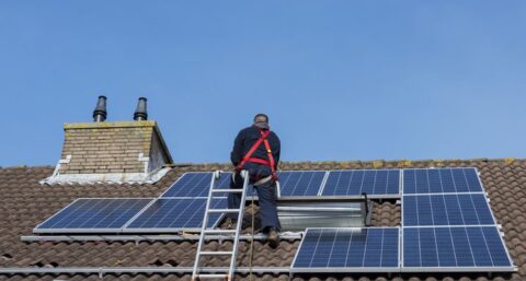 Brand zonnepanelen vaak veroorzaakt door onvakkundige installatie