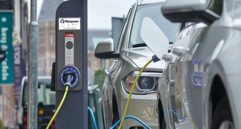 Flexibele laadpalen geven meer vermogen bij zonnig weer