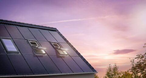 Nieuw gootstuksysteem integreert natuurlijk licht in zonnepaneeldaken