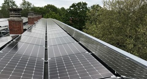 VvE-complex op zonnestroom met off grid-omvormers en individuele thuisbatterijen