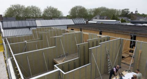 Transformatie oude loods door optopping met splitlevelappartementen met hoge isolatiewaarde