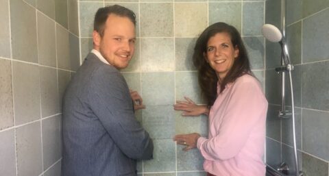 “In deze badkamer zijn 3.400 plastic flesjes verwerkt”