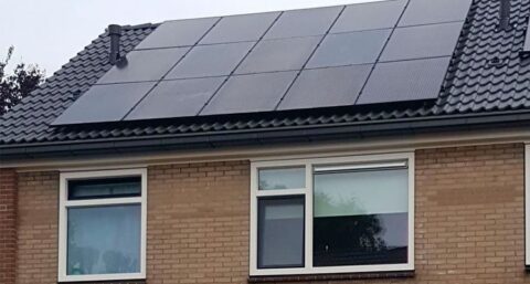 Rijtjeshuis uit zeventiger jaren van het gas af met thermische zonnepalen