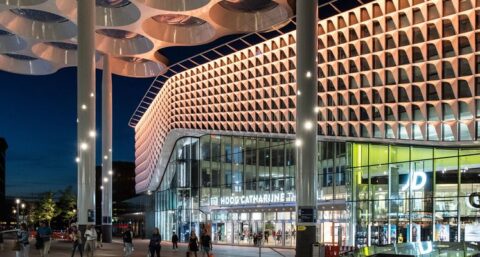 Vernieuwd Stationsplein Utrecht verlicht door nieuwste LED technologie