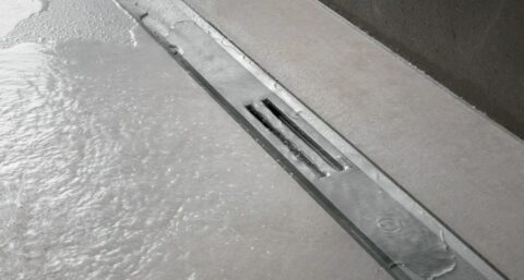 Strakke douchegoot combineert lijnafwatering en puntafvoer