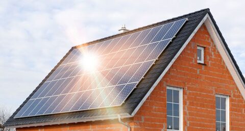 Minister wil plaatsing zon-PV op daken afdwingen