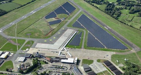 Minister opent eerste zonnepark op vliegveld