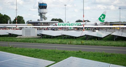 Minister opent eerste zonnepark op vliegveld