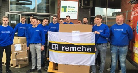 Leerlingen Techniek College leren werken met moderne hybride cv-installatie