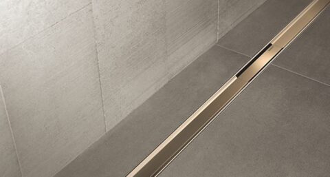 Nieuwe zwartchromen en champagnekleurige douchevloergoot van Geberit