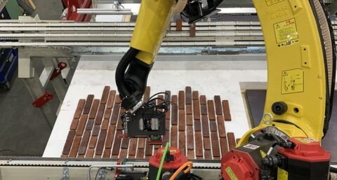 Prefab betonwanden met volledig afgewerkte keramische gevel dankzij samenwerking Spaansen en Vandersanden