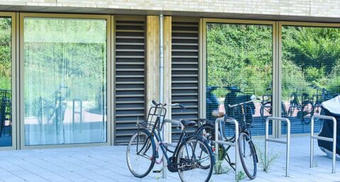 Geluiddempende muurroosters creëren geluidsluwe gevel bij woontoren State in Amsterdam