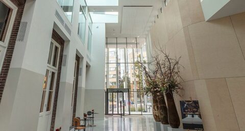 Rockfon Mono Acoustic toegepast in nieuw ceremoniehuis DOMUSDELA