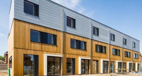 Volledig remontabele houten huizen met lichtschoorsteen van Velux