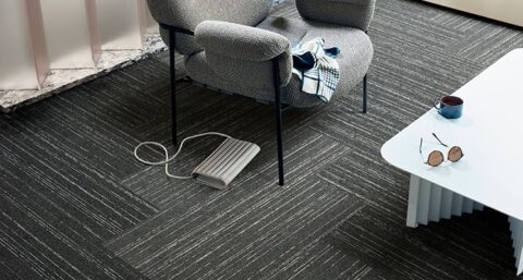 Interface innoveert met eerste CO2-negatieve tapijttegels