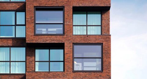 ‘Als slangen kruipen gesloten buitenruimten tegen gevel omhoog’