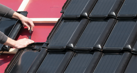 Wienerberger integreert PV panelen in dakpan