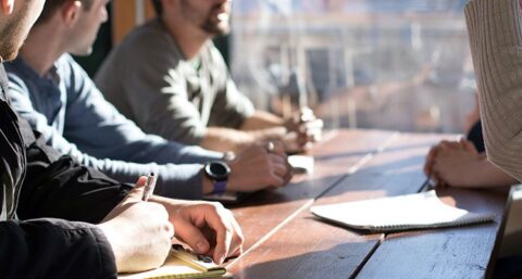 `Personeelsverloop van tien procent bij bouwbedrijven na zomer`