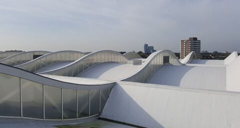 Wit `Cool Roof` dak houdt warmte buiten en verlaagt energierekening