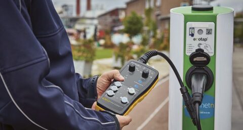 Adapter voor installatie en onderhoud van laadstations