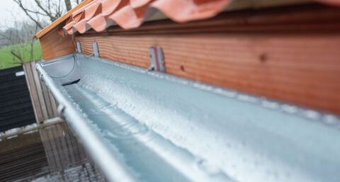 ‘Loodgieters overspoeld met werk door aanhoudende regenval’