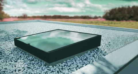 FAKRO introduceert schuin platdakraam met ingebouwde zonwering