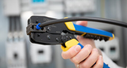 ‘Eenvoudig adereindhulzen verwerken met nieuwe perstang van Klauke’