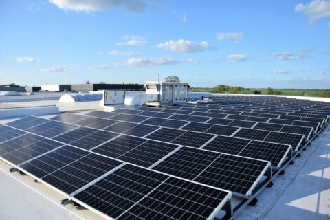 Enexis start proef met ‘zonnedimmen’: vergoeding voor tijdelijk terugschakelen zonnepanelen