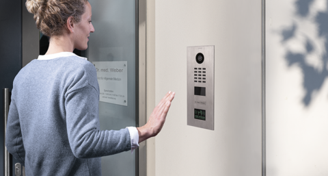 Aanbellen door te zwaaien