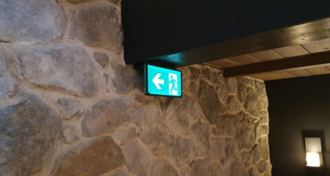 Gedimde versie noodverlichting voor donkere ruimtes