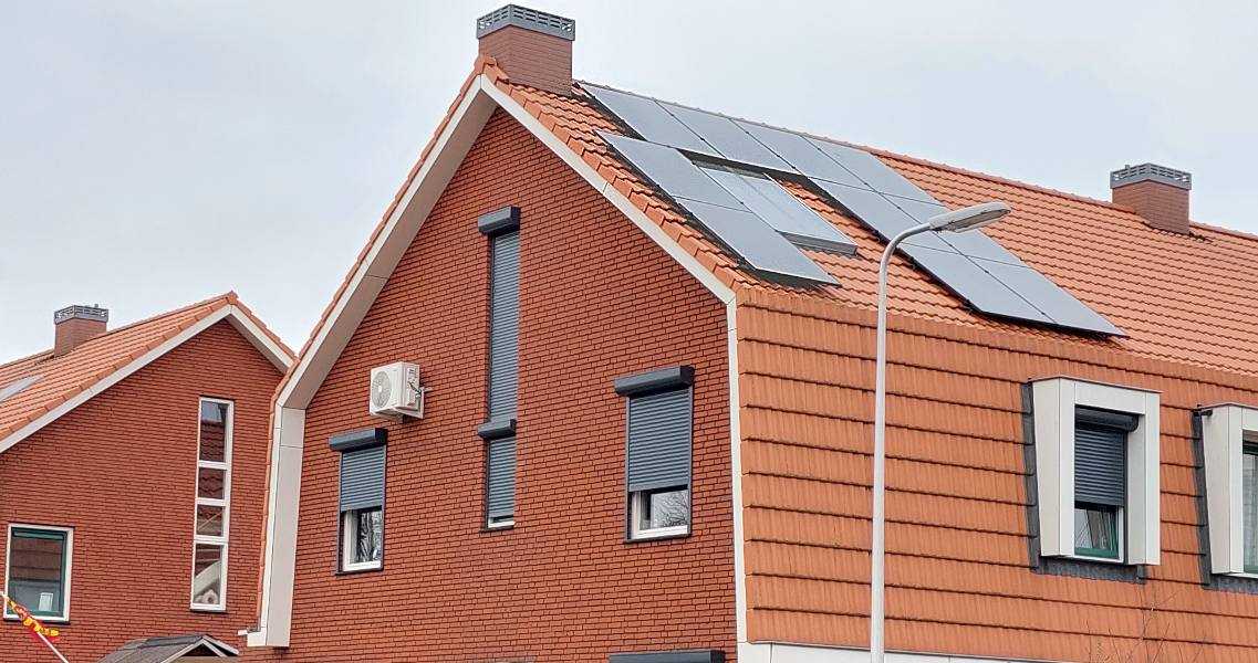 Zonneboiler-zonnecollectoren tussen pv-panelen